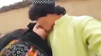 अपनी ३ खूबसूरत बेगमों के साथ चुम्माचाटी करता अफगानी शौहर