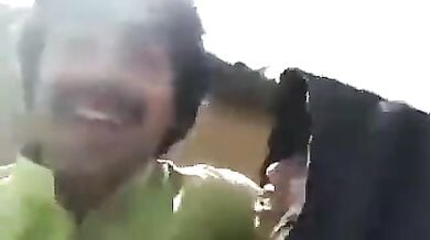 अपनी ३ खूबसूरत बेगमों के साथ चुम्माचाटी करता अफगानी शौहर