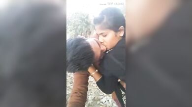 बिहारी गाँव खेड़े वाले लवर्स की आउटडोर किसिंग मस्ती