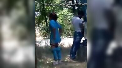 पार्क में खड़े खड़े फटाफट चुदाई करता कपल पकड़ा गया
