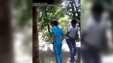 पार्क में खड़े खड़े फटाफट चुदाई करता कपल पकड़ा गया