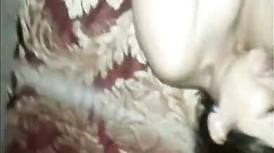 कंडोम पहनाकर दो लड़कों से चुदती इंडियन बंदी