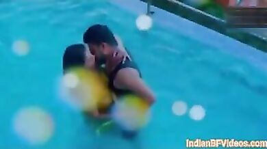 जिगोलो के साथ आंटी का रोमांस और बाथरूम चुदाई