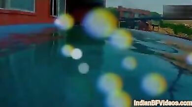 जिगोलो के साथ आंटी का रोमांस और बाथरूम चुदाई