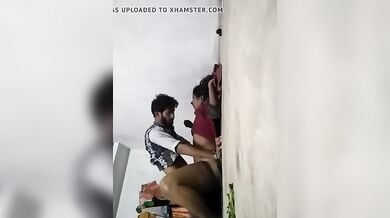 फर्श पर लेटी गर्लफ्रेंड के कपड़े उतारकर की चुदाई