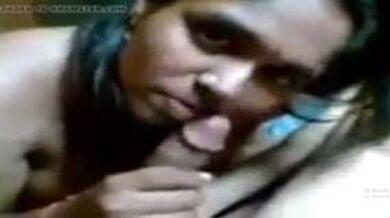 लंड के टोपे को होंठों से रगड़कर चुदती देसी औरत