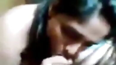 लंड के टोपे को होंठों से रगड़कर चुदती देसी औरत