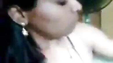 लंड के टोपे को होंठों से रगड़कर चुदती देसी औरत