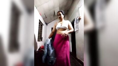 गाउन उतारकर नंगा बदन दिखाती साउथ इंडियन मल्लू लेड़ी