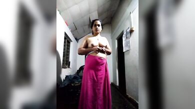 गाउन उतारकर नंगा बदन दिखाती साउथ इंडियन मल्लू लेड़ी