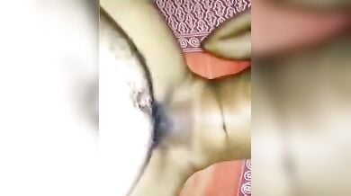 बॉयफ्रेंड से चुद रही लड़की बोली “बहोत मजा आ रहा है!”