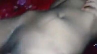 सोई बीवी की चूत और गांड खोलकर चुदाई दिखाता पति