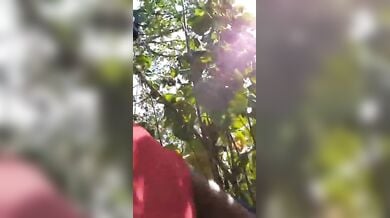 जंगल में किसिंग और बूब्स सकिंग का मजा लेती देहाती मराठी लड़की