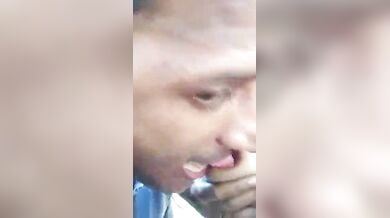 जंगल में किसिंग और बूब्स सकिंग का मजा लेती देहाती मराठी लड़की