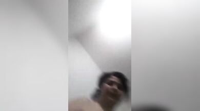 बड़ी गांड और बूब्स अमीर लड़की का नग्न देह प्रदर्शन