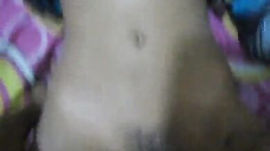 बॉयफ्रेंड से बातें करते करते लंड पकड़कर चूत में डालती लड़की