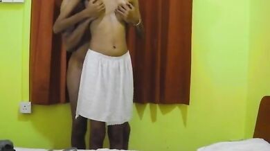 दुबली पतली कॉलेज गर्ल की यूनिफार्म उतारकर की चुदाई