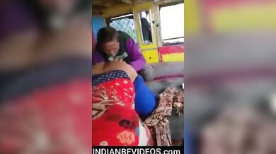 देसी कॉलगर्ल रंडी की ट्रक में चुदाई की कंडक्टर ने