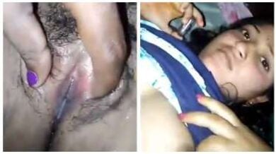 फोन पर बात कर रही गर्लफ्रेंड की चूत से खेलता लड़का