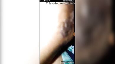 फोन पर बात कर रही गर्लफ्रेंड की चूत से खेलता लड़का