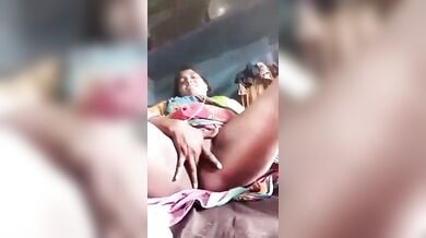 देहाती औरत ने वीडियो कॉल पर दिखाए बूब्स और बुर