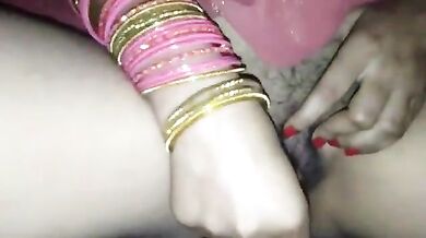 खनकती चूड़ियों भरी हाथों से चूत में लंड घुसाती दुल्हन