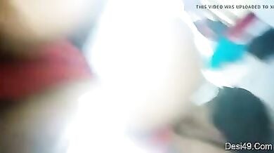 पति से फोन पर बातें करते हुए प्रेमी से चुदती देहाती बीवी