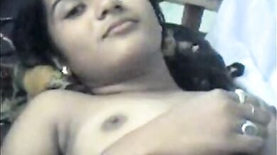 खूबसूरत गर्लफ्रेंड की चुदाई से पहले चूत खोलकर देखीं