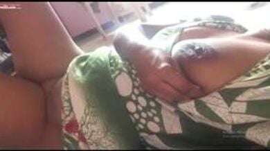 खुद के बदन से खेलती लड़की