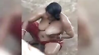 चूत पर साबुन लगा के नहाती आंटी का वीडियो