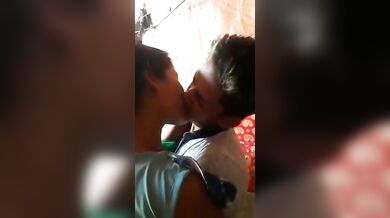 दोस्तों के सामने जीएफ से किसिंग मस्ती