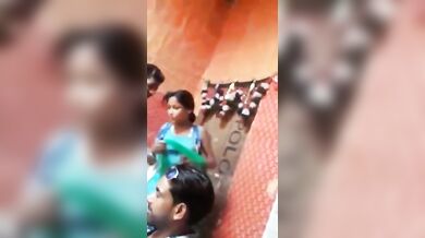 दोस्तों के सामने जीएफ से किसिंग मस्ती