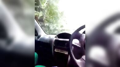 कार में दबाए भाभी के बूब्स के गुब्बारे