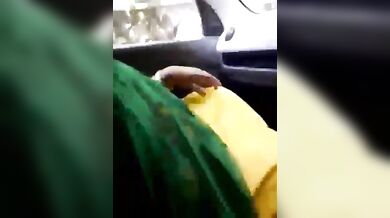 कार में दबाए भाभी के बूब्स के गुब्बारे