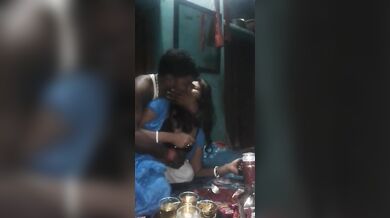 यूपी की रंडी के साथ मस्ती करते दो युवा (हिंदी ऑडियो)