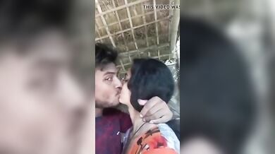 देसी लवबर्ड्स की हॉट एंड सेक्सी क्लोज अप किसिंग