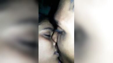किसिंग करते चुदती देसी गर्लफ्रेंड