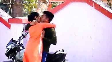 हिडन कैमरे में कैद हुआ साउथ लवर्स का खुले आम किया गया हॉट रोमांस