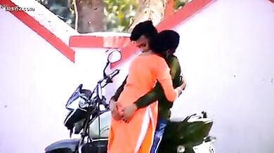 हिडन कैमरे में कैद हुआ साउथ लवर्स का खुले आम किया गया हॉट रोमांस