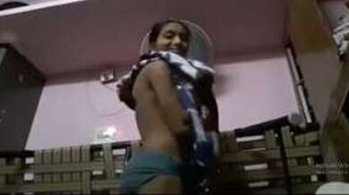 गाउन निकालकर शर्मीली लड़की ने दिखाया अधनंगा बदन