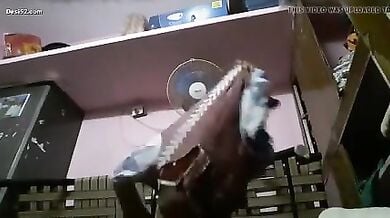 गाउन निकालकर शर्मीली लड़की ने दिखाया अधनंगा बदन