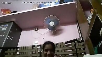 गाउन निकालकर शर्मीली लड़की ने दिखाया अधनंगा बदन