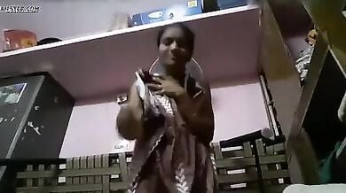 गाउन निकालकर शर्मीली लड़की ने दिखाया अधनंगा बदन