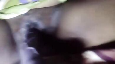 चूत पर तेल लगाकर देहाती औरत ने डिल्डो से किया हस्तमैथून