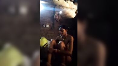 बेखौफ होकर घर के पिछवाड़े में नंगी नहाती देहाती लड़की