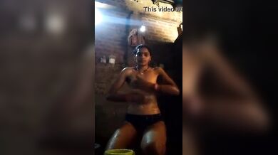 बेखौफ होकर घर के पिछवाड़े में नंगी नहाती देहाती लड़की