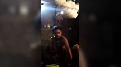बेखौफ होकर घर के पिछवाड़े में नंगी नहाती देहाती लड़की