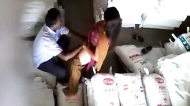 गोडाउन में नौकर ने चोदी मालकिन