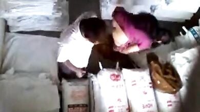 गोडाउन में नौकर ने चोदी मालकिन