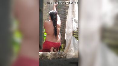 पडोसवाली प्रेग्नेंट आंटी को नहाने के बाद कपड़े बदलते चुपके से देखा